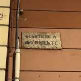 ..., si staglia un�antica targa in pietra che cita testualmente: �Quartiere IV dell�Oriente�